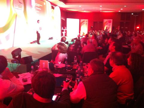 Nuevas tecnologías que permiten al asistente interactuar con los ponentes