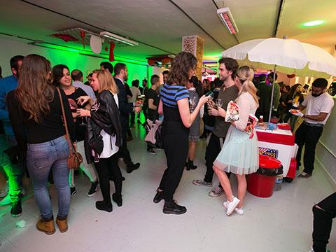 Un evento al revés para la presentación de Skittles