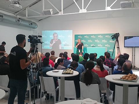 ¿Una rueda de prensa o una performance?