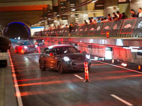 Mini vuelve a hacer rugir sus motores en el metro de Madrid