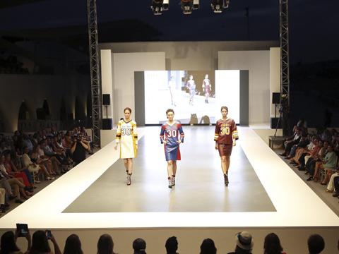 La moda sale a la calle bajo la luz de la luna en el desfile de Telva