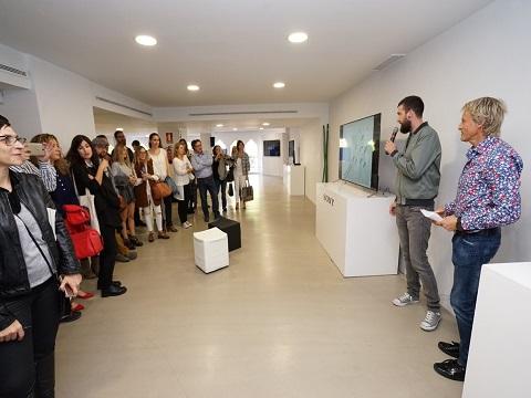 Una exposición de arte con televisores-lienzos