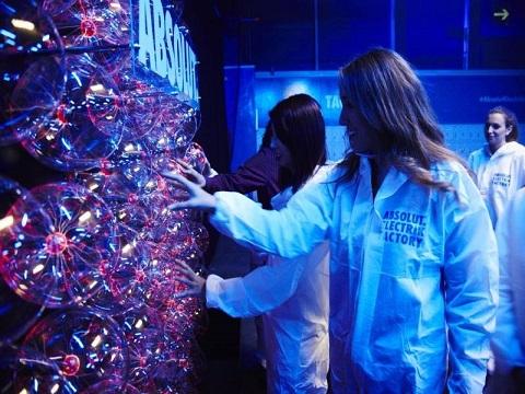 Absolut Electrik: una botella eléctrica que enciende todo un evento