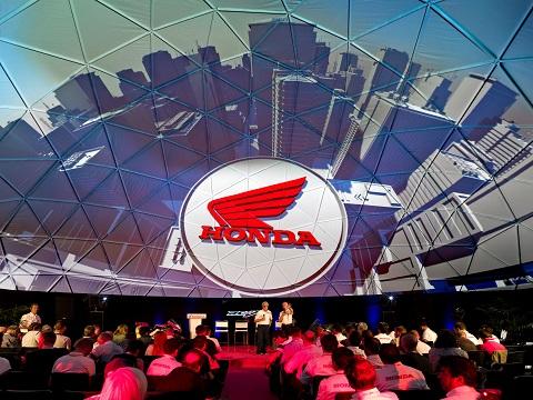 A lomos de una Honda y sin quemar rueda gracias a proyecciones 360º