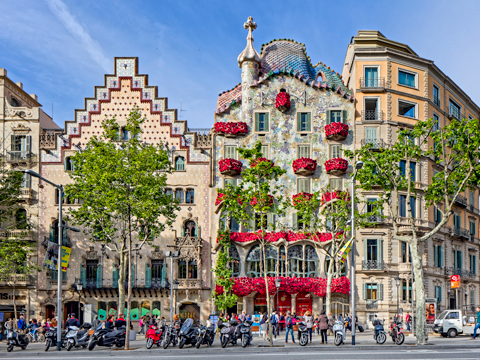 Espléndido homenaje de Casa Batlló a Barcelona en su Día de San Jordi