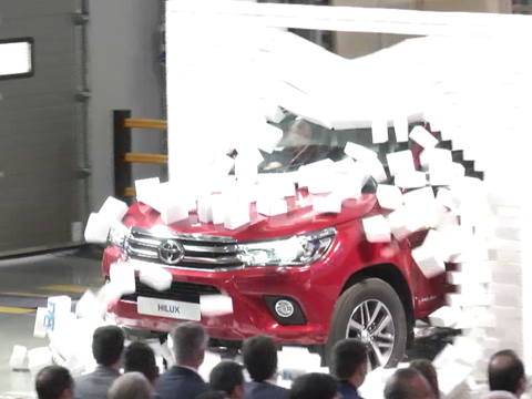 El ‘brutal’ reveal de la nueva Toyota Hilux