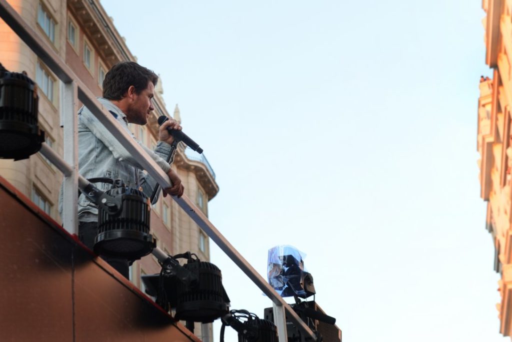 Dani Martín presenta su nuevo disco con un concierto desde un autobús descapotable