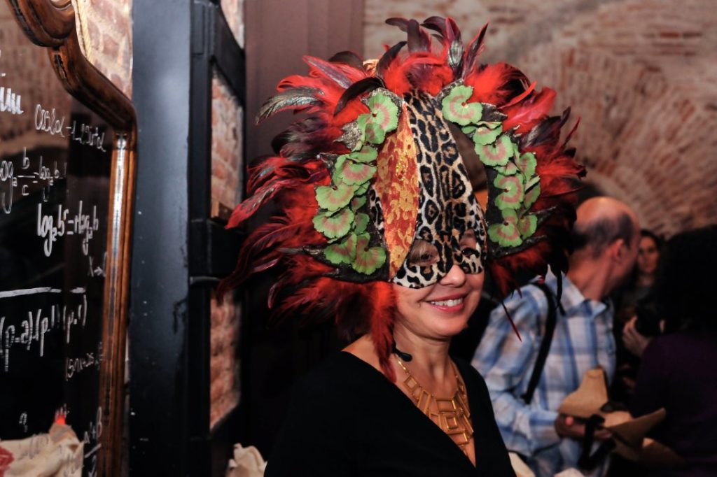 Ron Papa se presenta con una fiesta de máscaras ‘do it yourself’