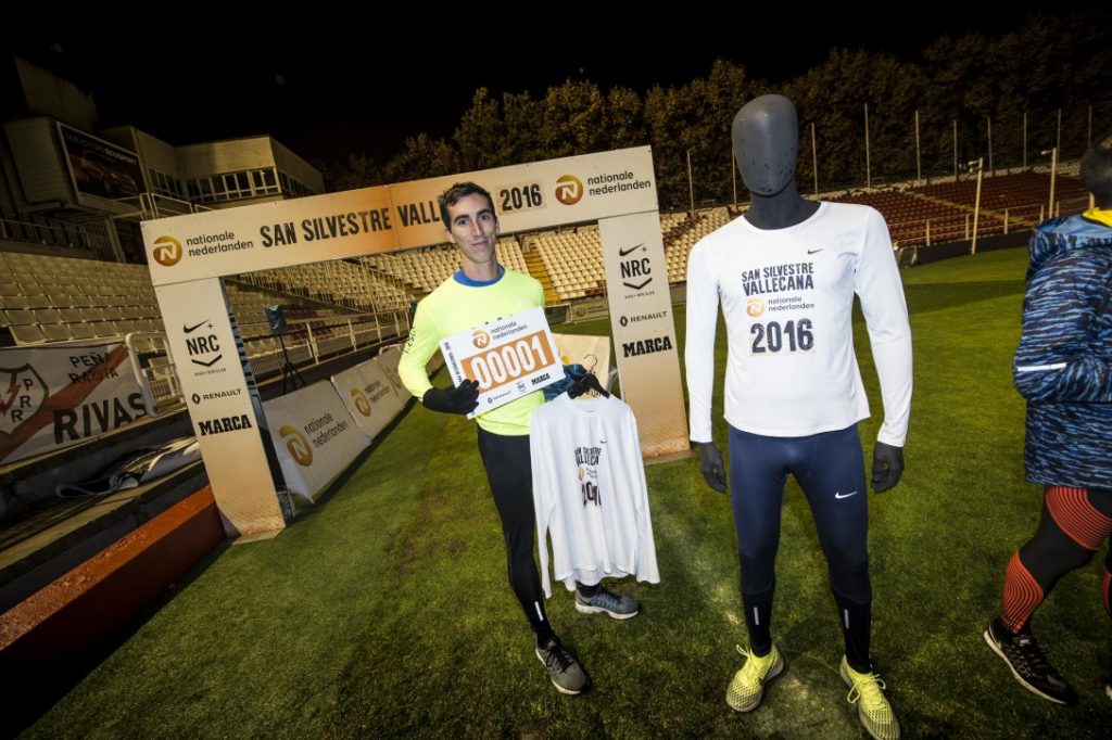 La camiseta de la San Silvestre Vallecana se desvela durante una gymkana nocturna