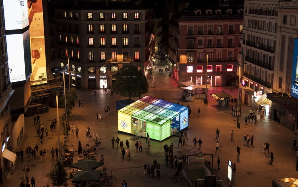 Un cubo de Rubik gigante como showroom y espacio experiencial para Polaroid Eyewear