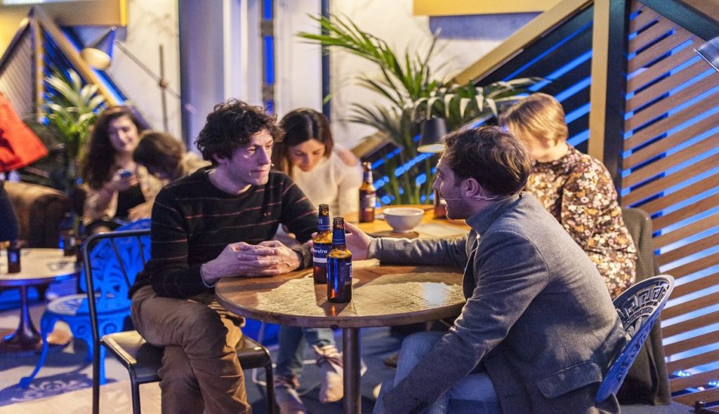 Recrear un bar de barrio para presentar lo nuevo de Mahou