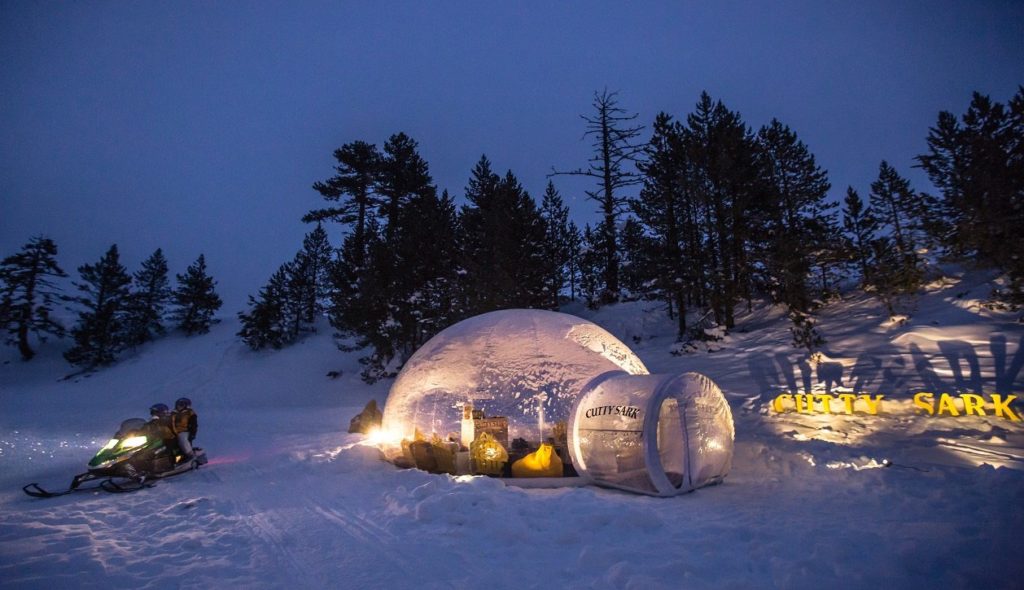 Un refugio clandestino en la nieve para disfrutar de Cutty Sark