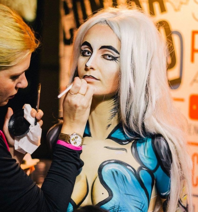 Body painting y tatuajes en la fiesta clandestina de Ron Contrabando