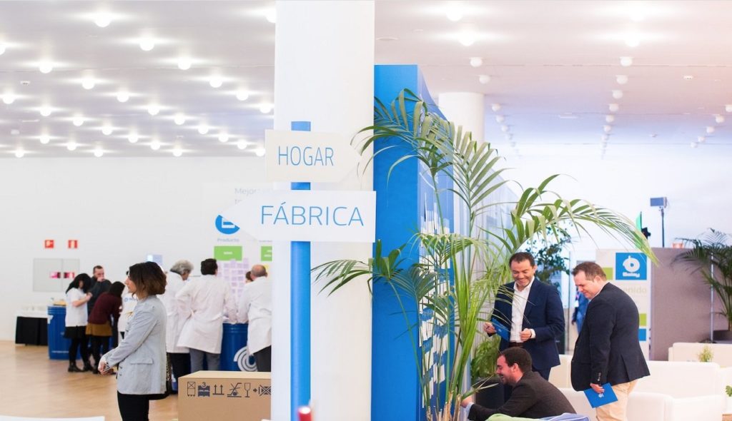 Dos escenografías y dos ambientes distintos para la convención anual de Balay