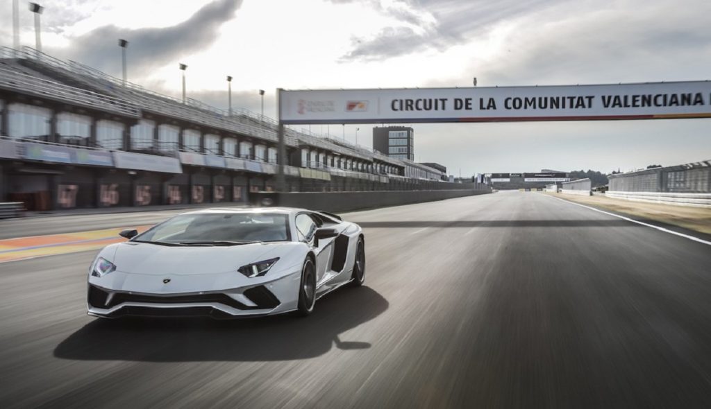 Lamborghini rueda por Valencia en el lanzamiento internacional de su ‘Aventador S’