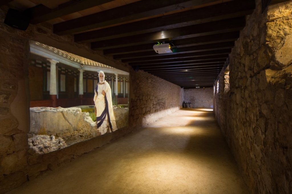 Eikonos recrea la vida de época de la Casa dels Mosaics