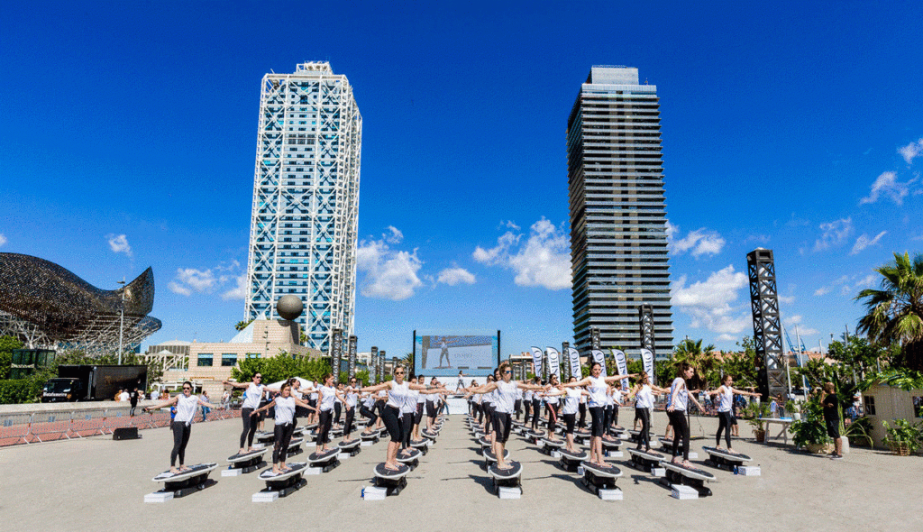 Una masterclass de fitness sobre tabla de surf para lanzar la colección de verano de Oysho