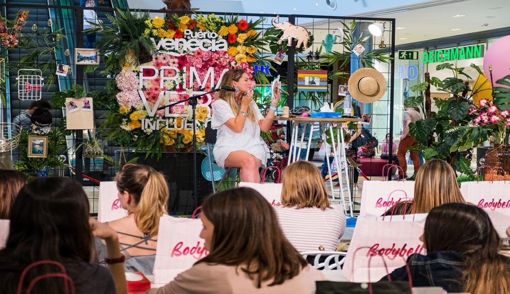 Youtubers  y fans se encuentran en el centro comercial