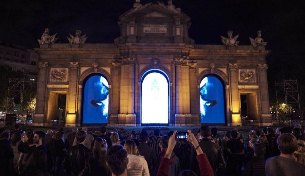 La Luna de Octubre baña de luz y creatividad el Paseo del Prado