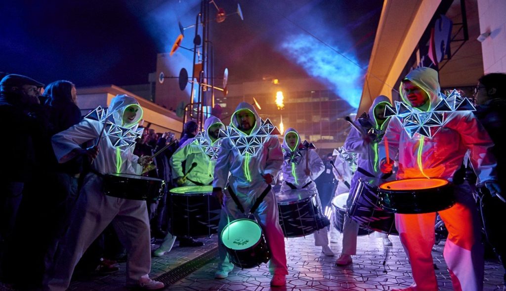 Mapping, danza aérea y batucada led en la reapertura del centro comercial Glòries