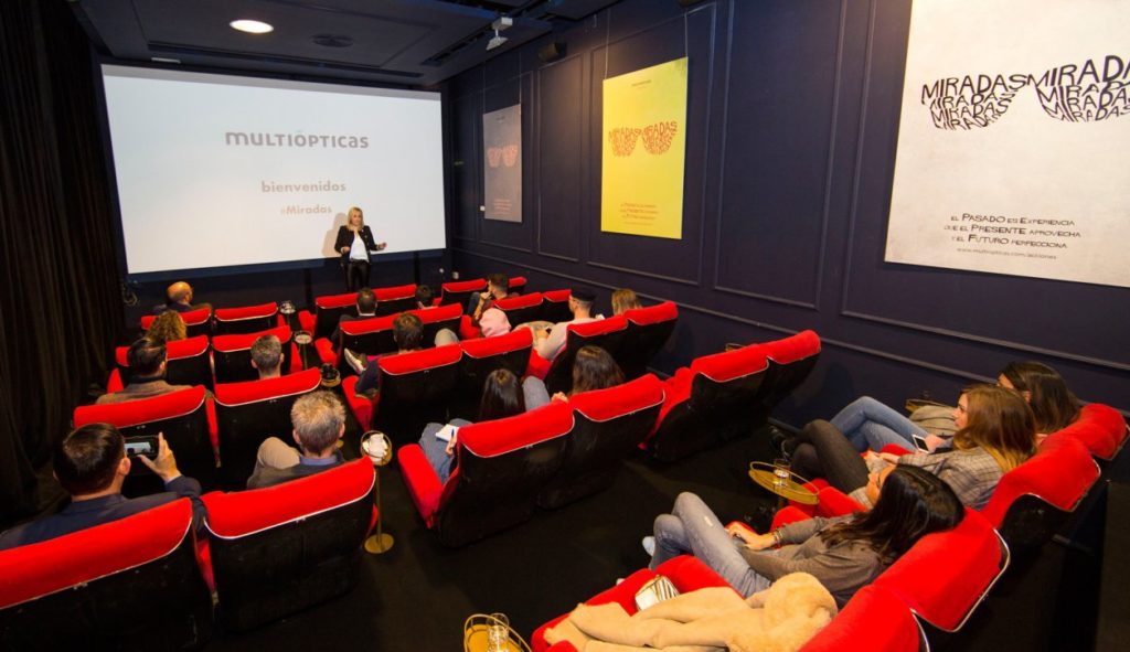 Multiópticas cumple 40 y lo celebra con cine y un showroom