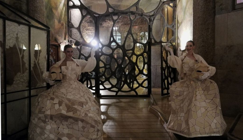 El estilo de Gaudí viste una cena de navidad en La Pedrera