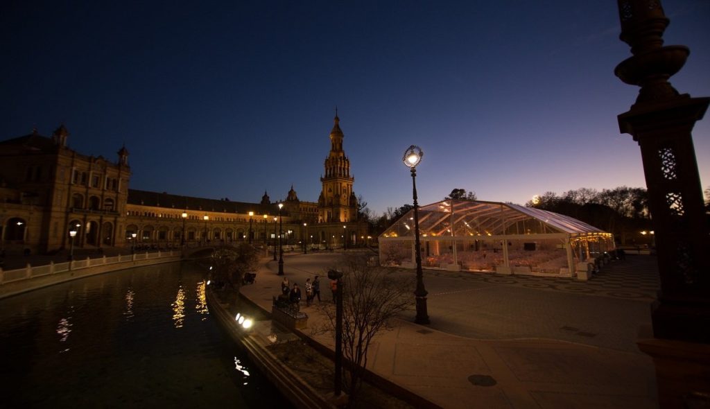Un televisivo talk show para la convención de Schweppes