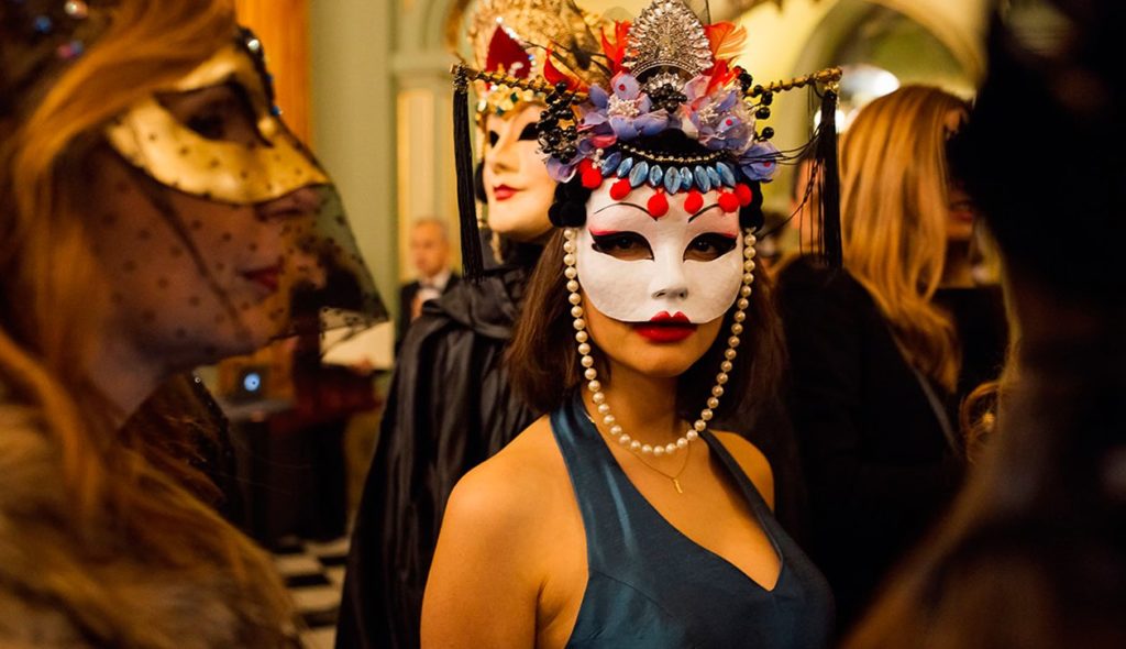 Máscaras y misterio, el Liceu recobra el glam del siglo XIX