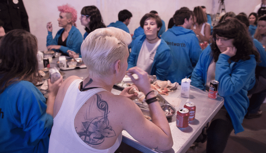 Calle 13 recrea una prisión y aísla durante 48 horas a dos influencers