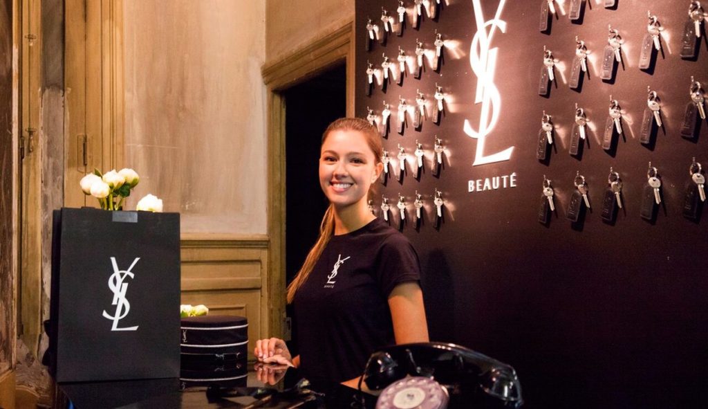 Un hotel pop-up para hacer check-in en la belleza de Yves Saint Laurent