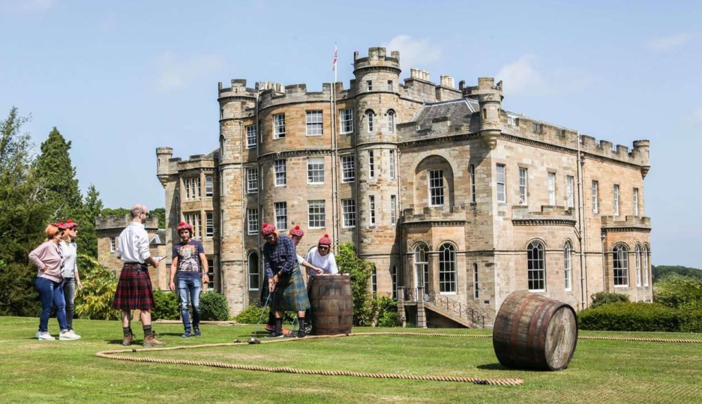 Juegos tradicionales de las Highlands y mucho kilt en el incentivo de Grupo IFA en Escocia