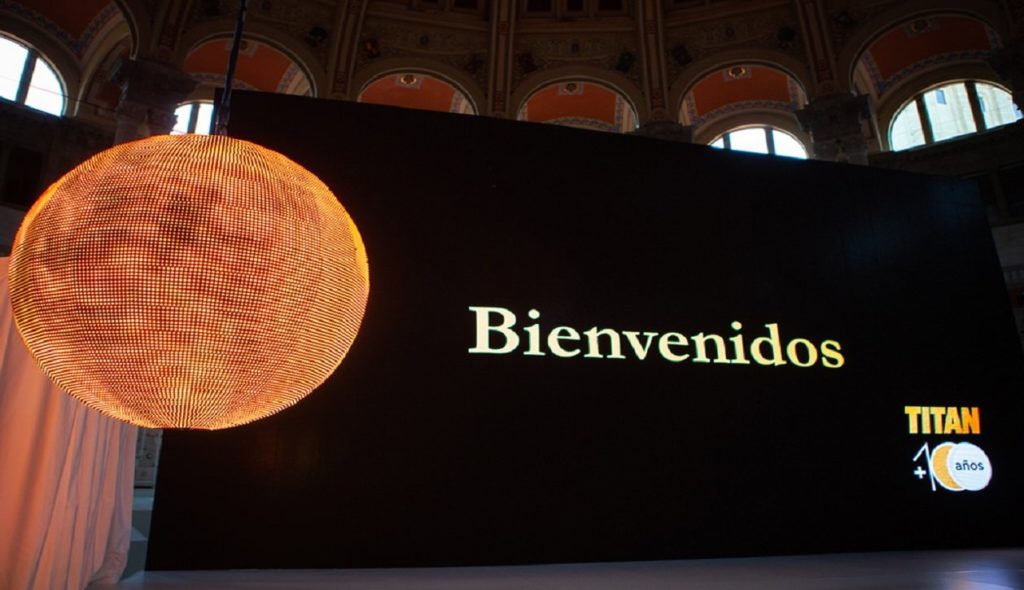 100 años de historia contados a través de una esfera led