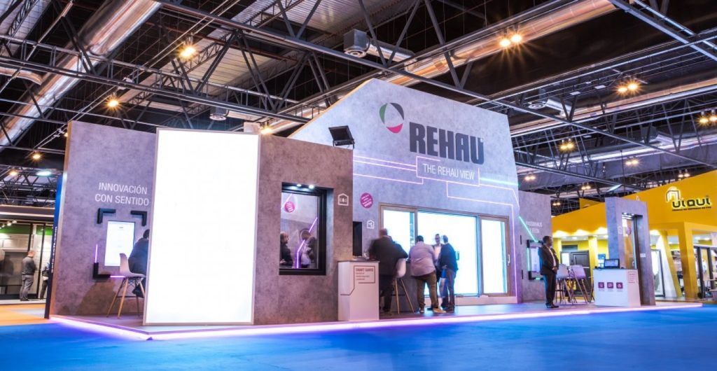 Un stand con vistas y contenidos digitales