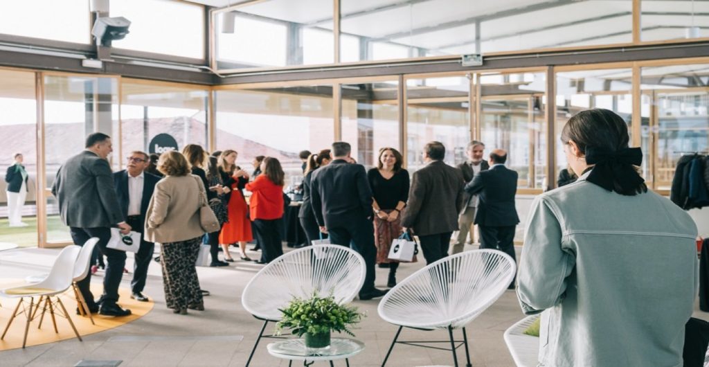 Logic Compact anima a testear durante su presentación en España