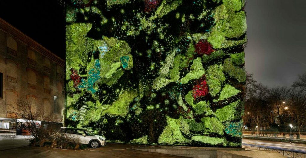 Electric Green by MINI, una activación lumínica en posición vertical