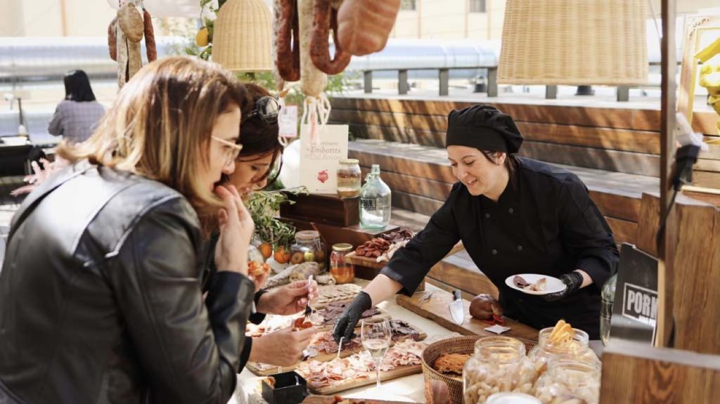 Un food market efímero para presentar COOK by SAGARDI