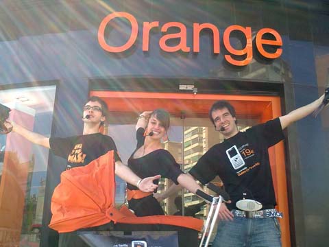 Orange caza posibles clientes en la calles con un musical