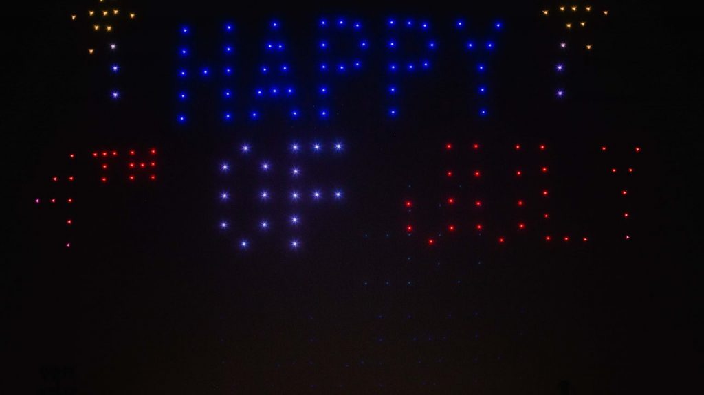 El cielo de Madrid se llena de drones de luz para celebrar el 4 de julio