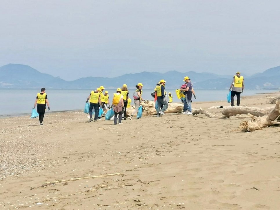 Ipsen y AIM Group celebran su día de la comunidad con una limpieza de playa