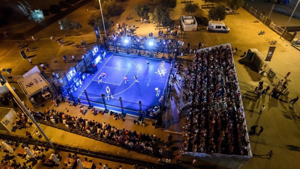 La ‘Jaula Movistar’, un evento deportivo con show de luces junto al mar