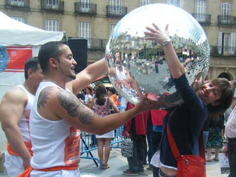 Easyjet promociona su nueva ruta Bilbao-Ibiza a ritmo discotequero