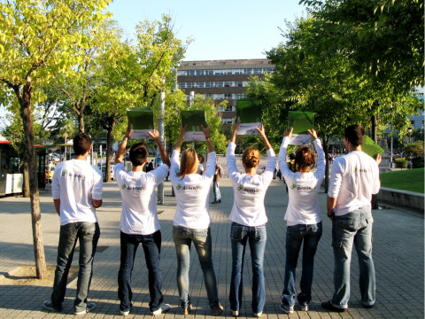 Deenero hands out 20,000 folders in 20 hours