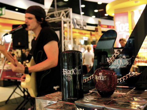 Video: Paco Rabanne and Aldeasa offer live music at the Spanish airport shops