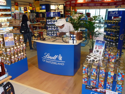 Lindt sweetens the wait of passengers at Barajas airport
