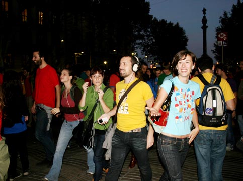 Improv Everywhere reúne a más de 400 personas en Barcelona
