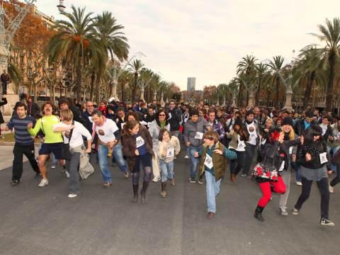 Cerca de 500 personas participaron en un flashmob solidario en Barcelona