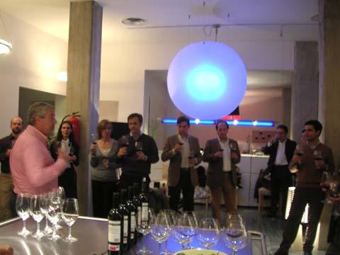 Eikos invites its guests to a “wine networking” session