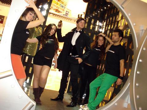 Un flash mob aterriza en el aeropuerto de Málaga