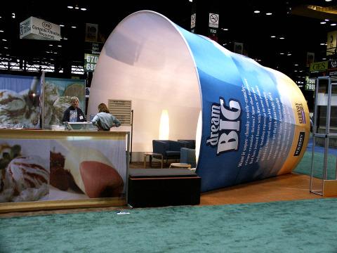 Magrada-Transformit crea un stand con forma de copa de helado