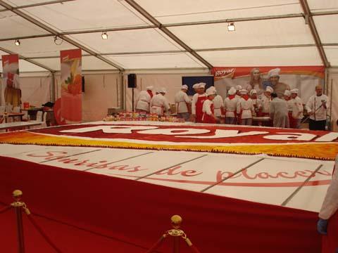 Royal ofrece el bizcocho más grande del mundo